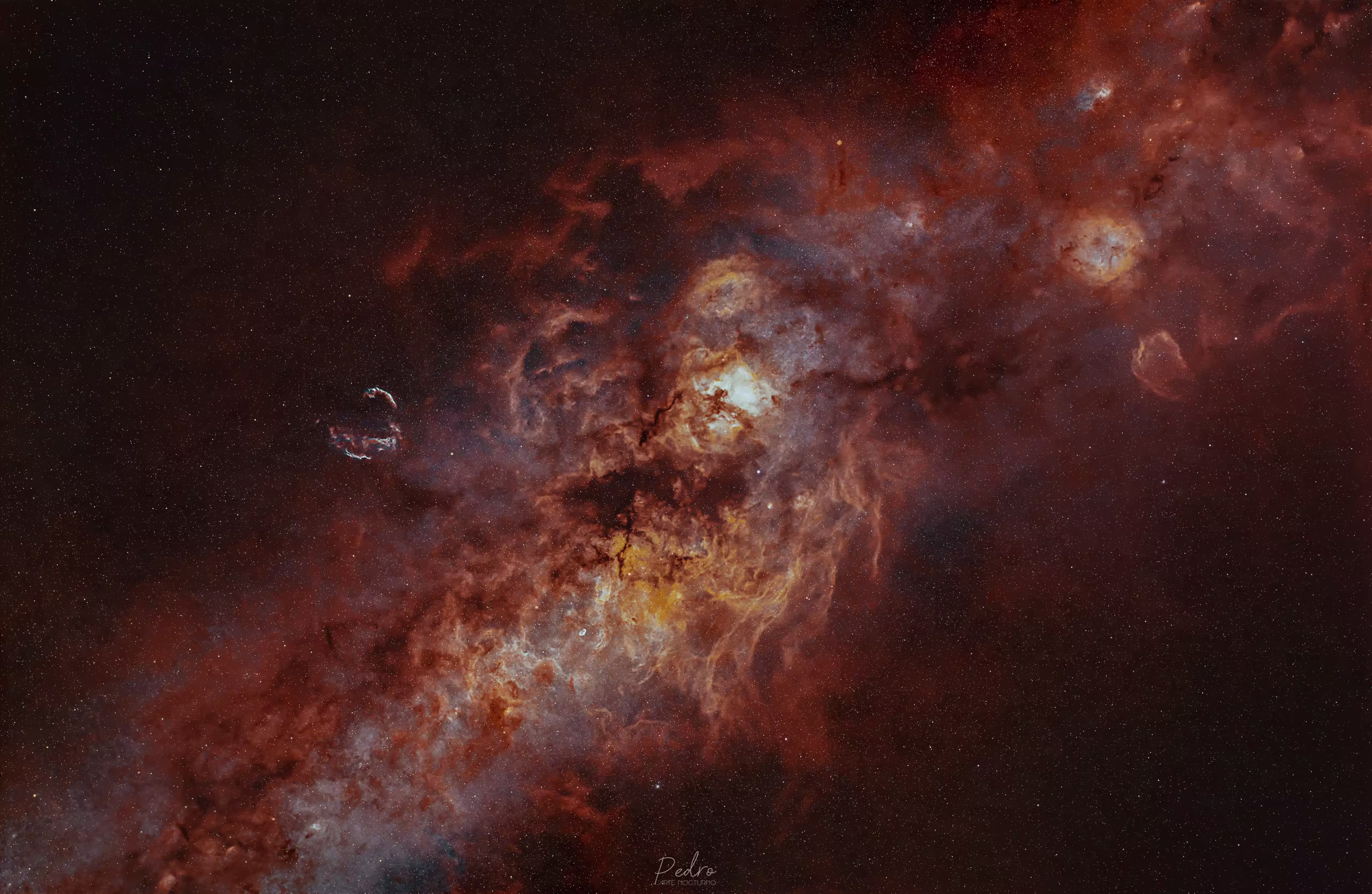 Un campo de estrellas y nebulosas en la constelación del Cisne.